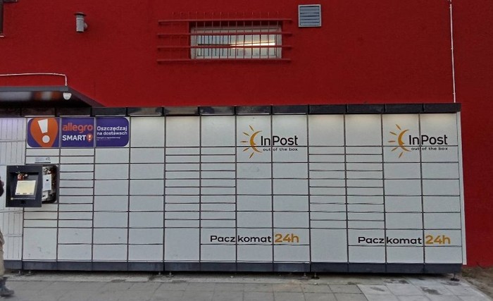 Paczkomat OCA01M przy  parkingu sklepu  Chorten