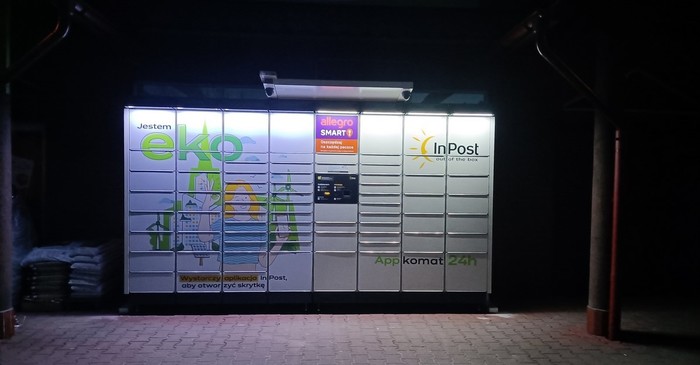 Paczkomat OCD01APP Obok wejścia do sklepu