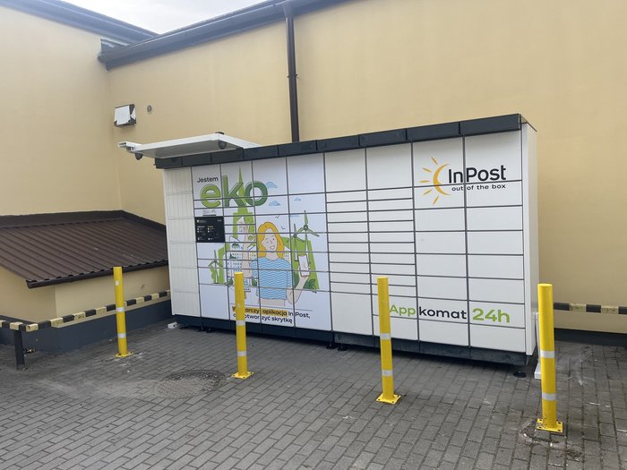 Paczkomat OCE01APP Przy sklepie Delikatesy Centrum.