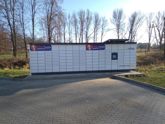 Paczkomat OCE01M Przy stacji benzynowej "Twoja Stacja" z tyłu budynku