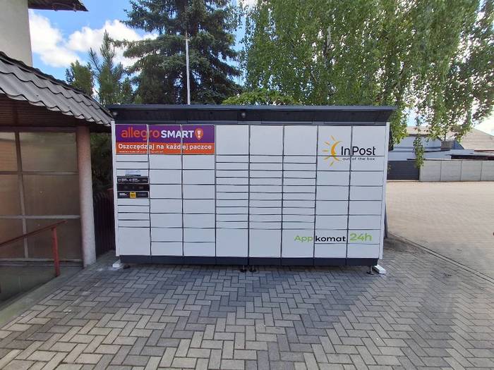 Поштомат OCH01BAPP parking przed posesją przy aptece
