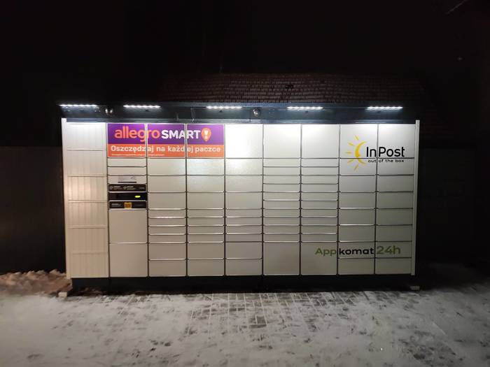 Parcel Locker ODL01BAPP Na parkingu przy sklepie spożywczym