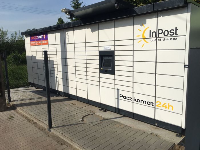 Paczkomat ODW02M Na parkingu sklepu Żabka