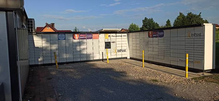 Parcel Locker OEK01M Obok biura ubezpieczeń