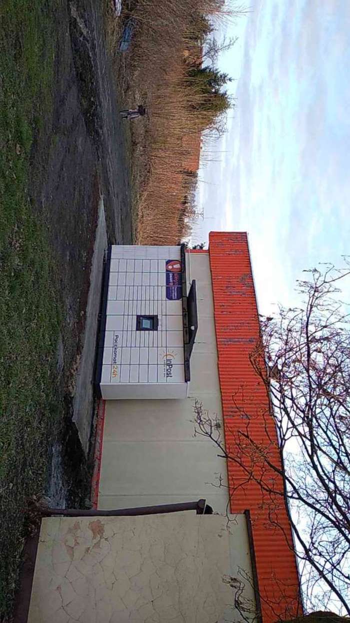 Paczkomat OHW01M na parkingu  przy markecie