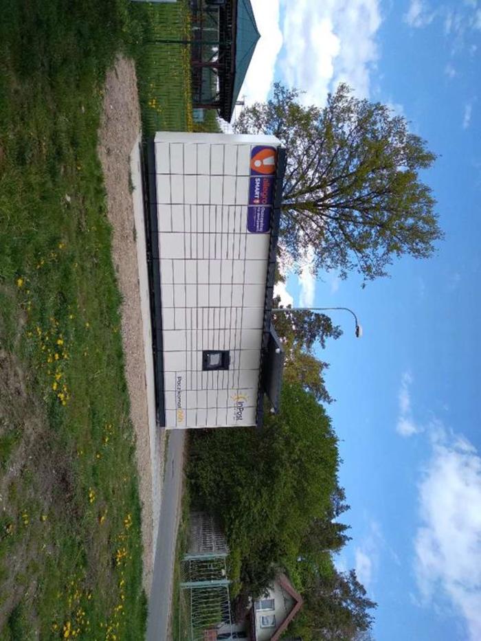 Paczkomat OIN01M obok parkingu przy kościele