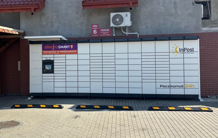 Parcel Locker OKIN01M parking przed sklepem
