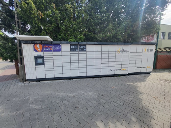 Paczkomat OKN01M Na parkingu za sklepem