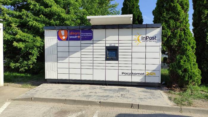 Paczkomat OKN02M na tyłach stacji benzynowej