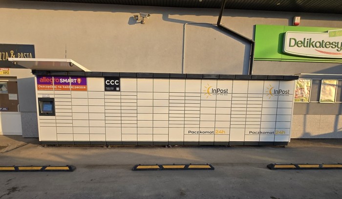 Paczkomat OLA01M Przy sklepie Delikatesy Centrum