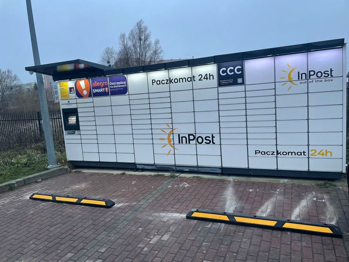 Paczkomat OLC02M przy stacji paliw Rarytas