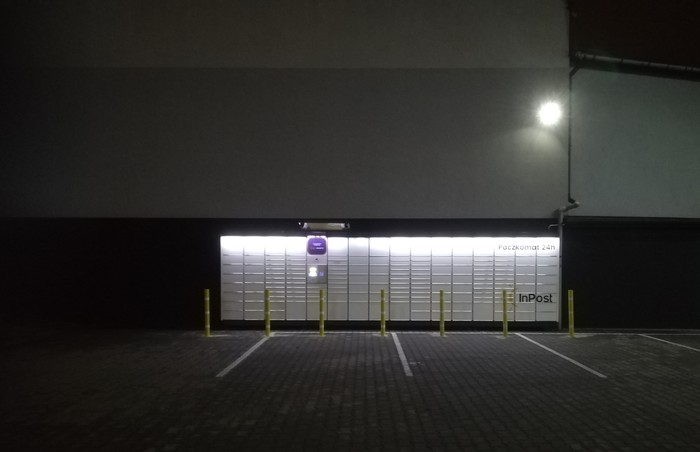 Paczkomat OLK01N Na parkingu Black Red White - na wprost wejścia