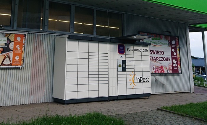 Paczkomat OLK03N Przy bocznej ścianie sklepu Delikatesy Centrum