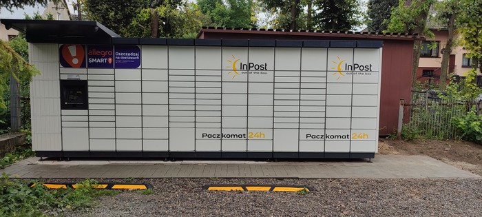 Paczkomat OLK10M Parking przed budynkiem Gabinetu Weterynaryjnego, naprzeciwko wejścia do budynku