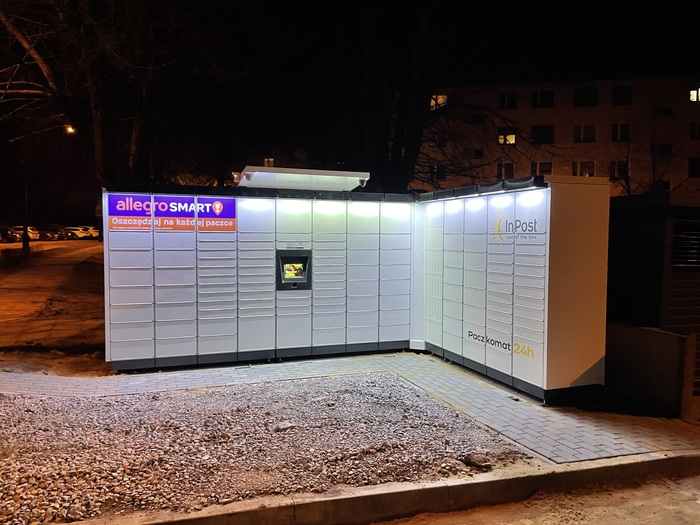 Paczkomat OLK12M przed budynkiem mieszkalnym