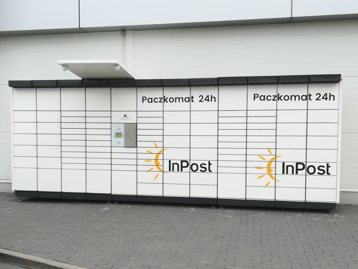 Поштомат OLN01N Po prawej stronie Retail Parku przy Aptece