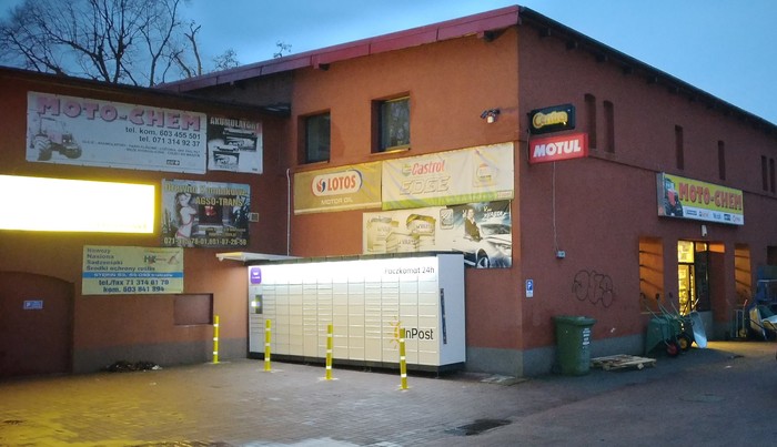 Paczkomat OLN03N Po prawej stronie od wejścia do firmy MOTO-CHEM