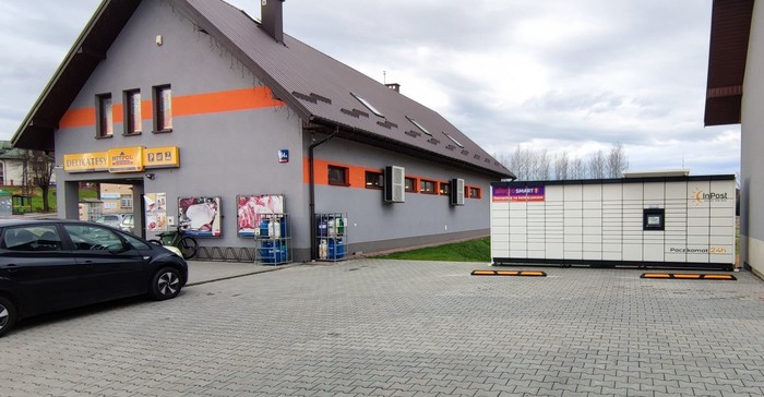 Parcel Locker OLNY01M Pomiędzy budynkami na parkingu