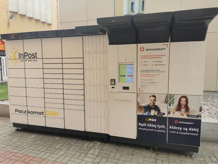Paczkomat OLS02W Galeria Manhattan boczne wejście