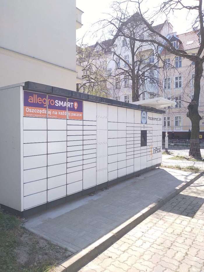 Paczkomat OLS52M parking Hotelu Warmińskiego