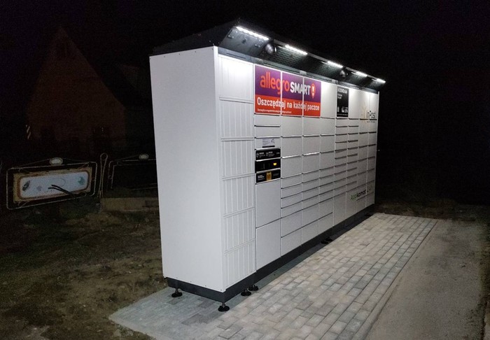 Paczkomat OLSA01BAPP Po lewej stronie od wejścia.