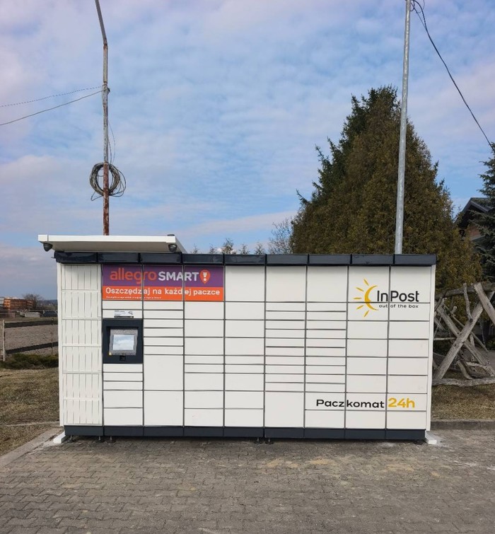 Paczkomat OLSE01M Na parkingu przed Zajazdem