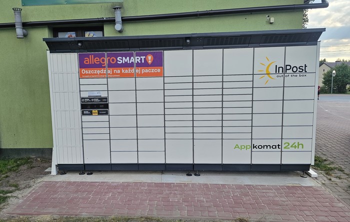 Paczkomat OLSN01BAPP parking przed sklepem