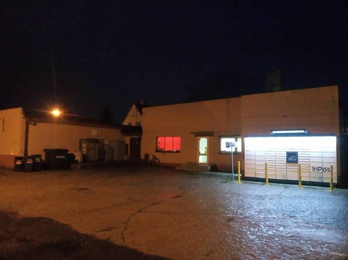 Paczkomat OLW01M Na parkingu, po prawej stronie od wejścia do sklepu Społem SEZAM