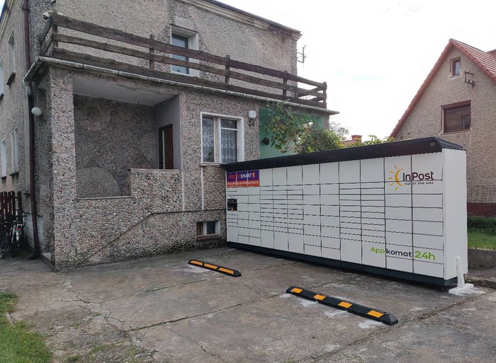 Paczkomat OLW02BAPP Na podjeździe