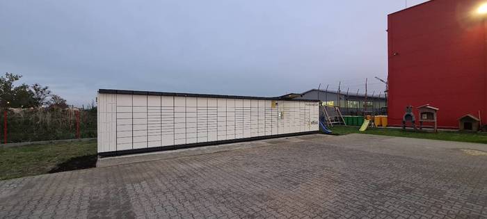 Paczkomat OLW02N Przy wjeździe na parking