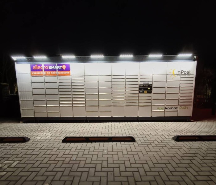 Paczkomat OLW03BAPP Na parkingu