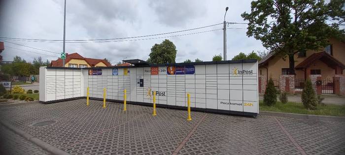 Paczkomat OLW03N Po lewej stronie parkingu sklepu Aldi