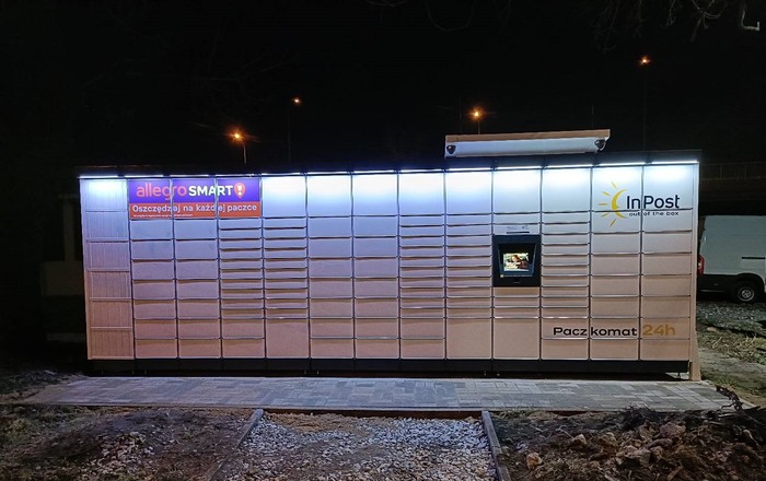 Paczkomat OLW11M W płocie przy wejściu