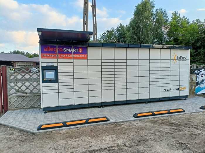 Paczkomat ONA01M Po lewej stronie wjazdu na posesje