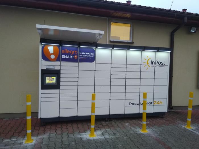 Paczkomat ONC01M Boczna ściana od strony parkingu i myjni