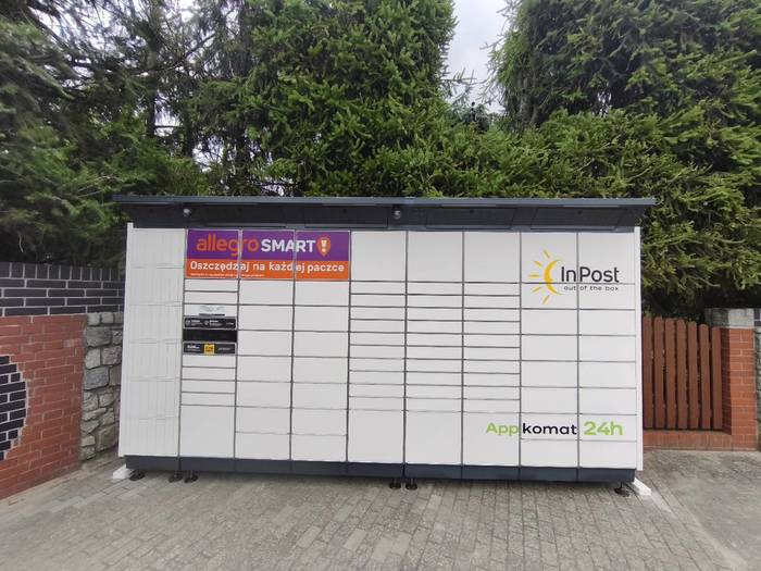 Paczkomat OOB01BAPP przy parkingu
