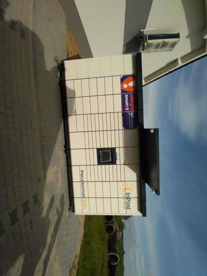Paczkomat OOS01M przy parkingu marketu Lewiatan