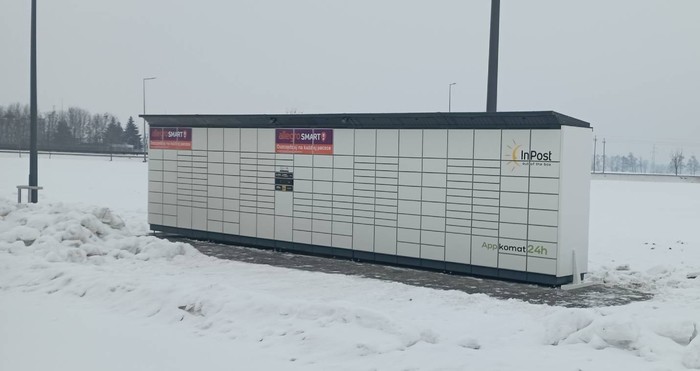 Paczkomat OPA01BAPP przy parkingu