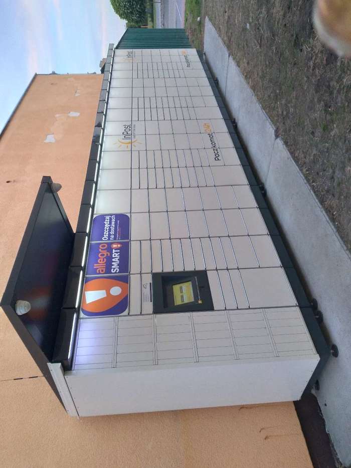 Paczkomat OPA06M Między budynkami