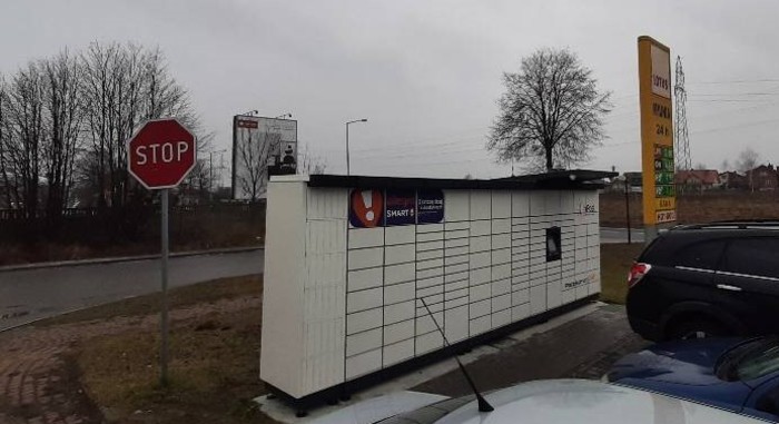 Paczkomat OPC03M Na parkingu przy stacji paliw Lotus