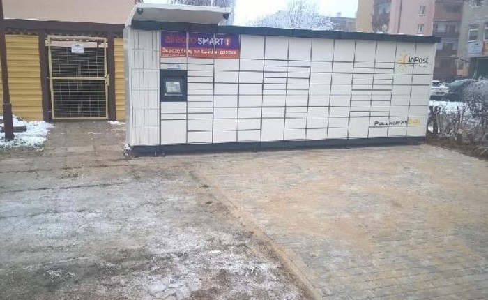 Paczkomat OPC06M Parking przy bloku na ul. Stefana Wyszyńskiego 1