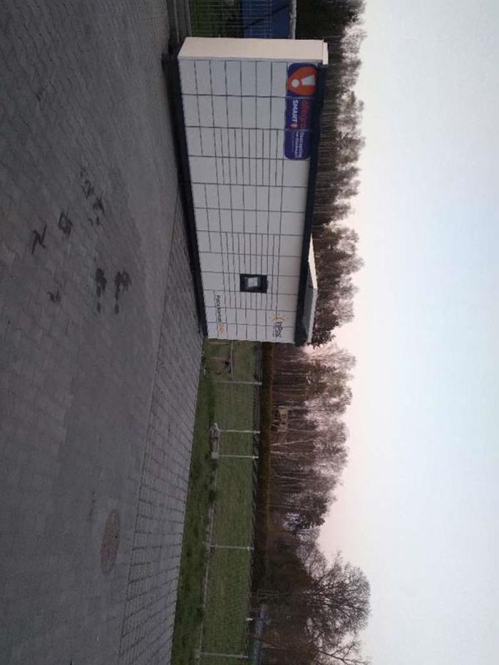 Paczkomat OPM01M Na parkingu marketu Damis