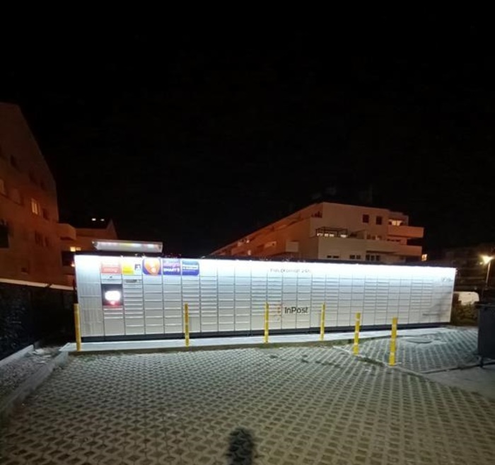 Paczkomat OPO02M Na parkingu, po lewej stronie od wejścia do Fitme24