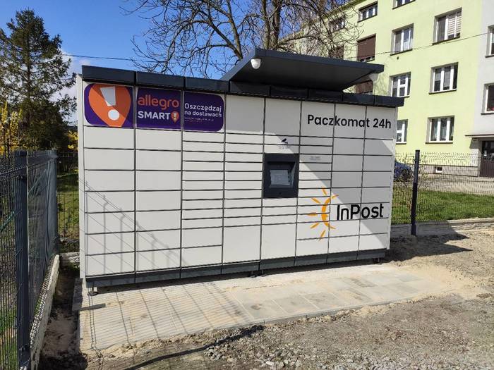 Paczkomat OPO03M Na końcu parkingu, po prawej stronie od wejścia do sklepu