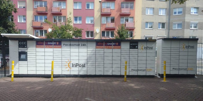 Paczkomat OPO05M Po lewej stronie od wjazdu na parking