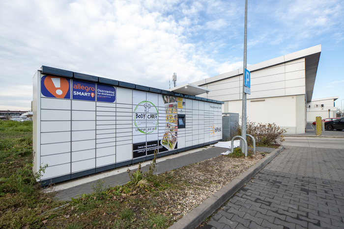 Paczkomat OPO07M Po lewej stronie od wejścia do sklepu Lidl, na końcu parkingu