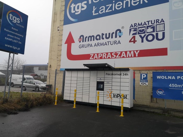 Paczkomat OPO08M Na parkingu przy Salonie Łazienek TGS