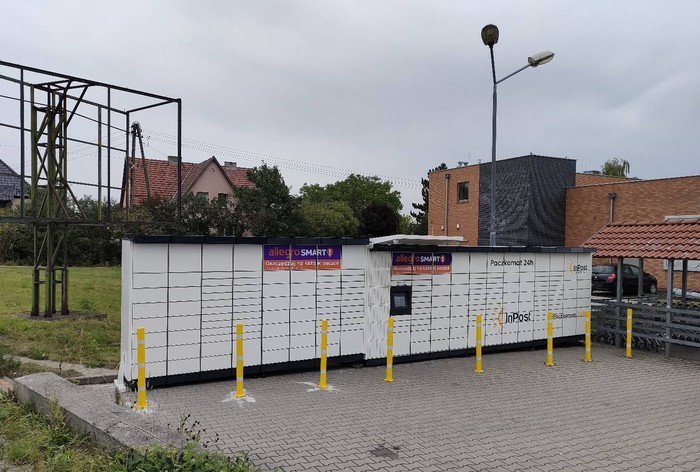 Paczkomat OPO09M Na parkingu sklepu Netto