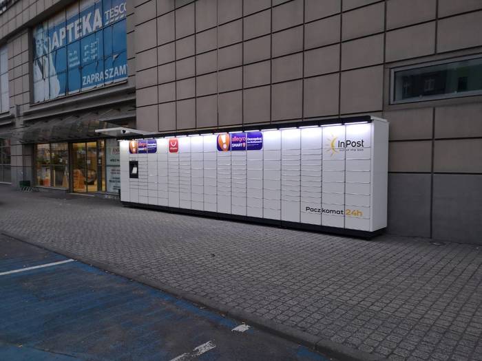 Paczkomat OPO12M Przy wejściu do galerii