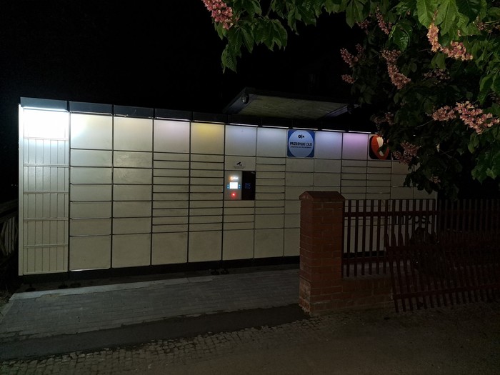 Parcel Locker OPO12N Przy posesji prywatnej, od strony ulicy Powstańców Śląskich